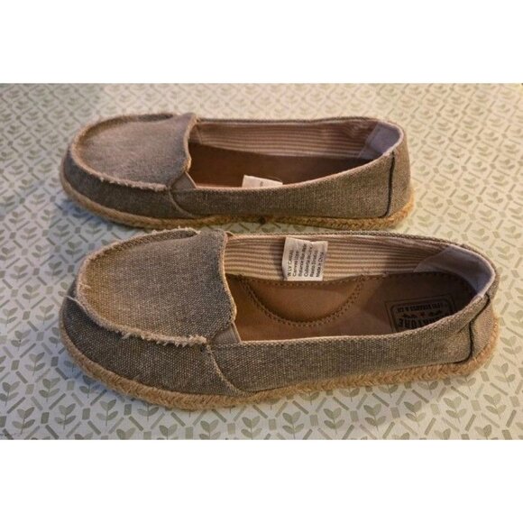 Signature By Levi’s Strauss Size 6 Canvas Slip-ons - Picture 1 of 5